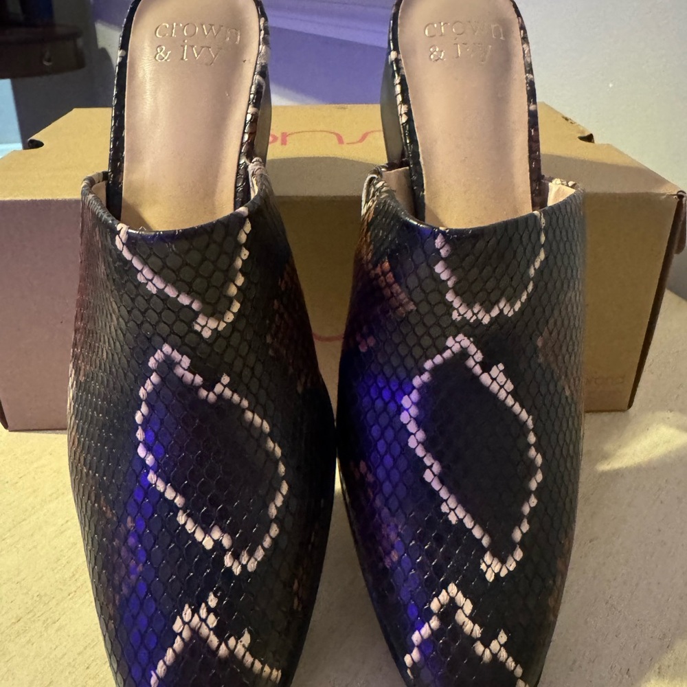Crown & Ivy Women's Black Snake Print Mules